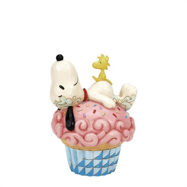 SPRINKLE SNOOPY LYING ON CUPCAKE